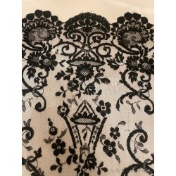Mantón Antiguo con Flecos de Seda y Enrejado Geométrico - Textil Artesanal