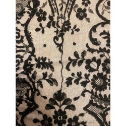 Mantón Antiguo con Flecos de Seda y Enrejado Geométrico - Textil Artesanal