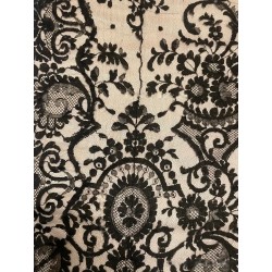 Mantón Antiguo con Flecos de Seda y Enrejado Geométrico - Textil Artesanal
