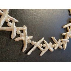 Collar Artesanal de Perlas Cultivadas - Diseño Cruzado Elegante