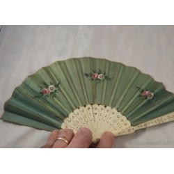 Abanico antiguo con varillas de hueso y motivos musicales - 18 cm