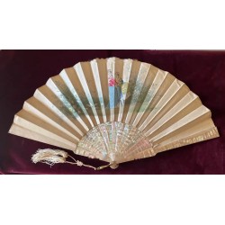 Abanico de Época Victoriana - Obra Maestra en Nácar y Seda con Escena Romántica