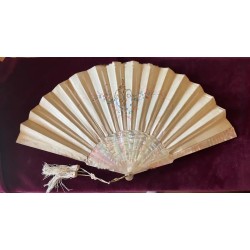 Abanico de Época Victoriana - Obra Maestra en Nácar y Seda con Escena Romántica