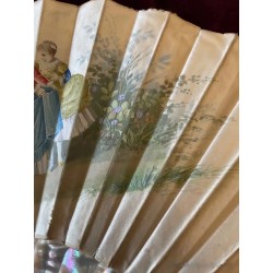 Abanico de Época Victoriana - Obra Maestra en Nácar y Seda con Escena Romántica