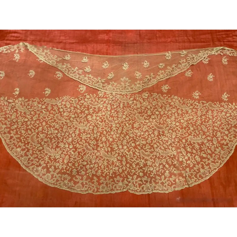 Mantilla Histórica de Bruselas - Obra Maestra del Encaje Europeo Mantilla Histórica de Bruselas - Obra Maestra del Encaje Europeo