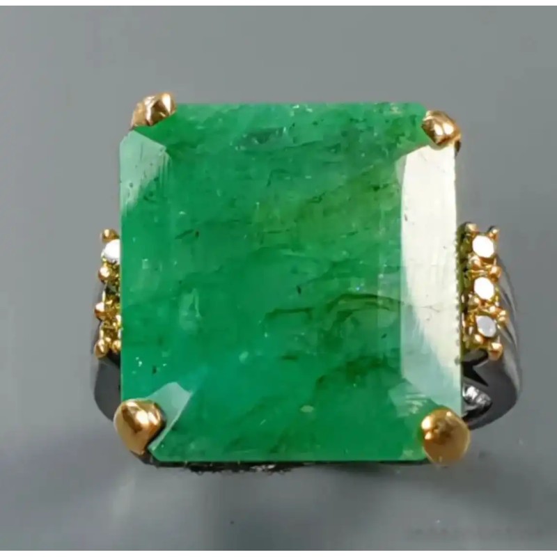 Anillo de Alta Joyería - Esmeralda Colombiana Talla Rectangular Anillo de Alta Joyería - Esmeralda Colombiana Talla Rectangular