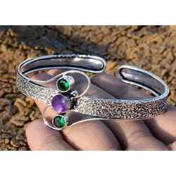Brazalete Artesanal de Plata 925 con Amatista y Diopsido - Diseño Texturizado