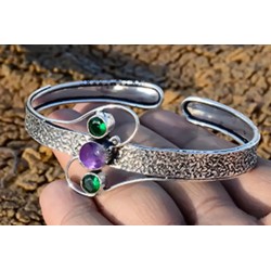 Brazalete Artesanal de Plata 925 con Amatista y Diopsido - Diseño Texturizado