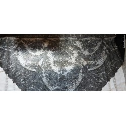 Mantilla Antigua de Encaje Negro Tres Picos - Cambray con Motivos Florales