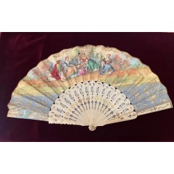 Abanico Siglo XIX con Varillaje de Hueso Calado - Escena Galante Pintada a Mano