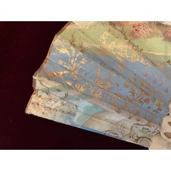 Abanico Siglo XIX con Varillaje de Hueso Calado - Escena Galante Pintada a Mano