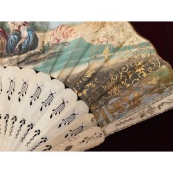 Abanico Siglo XIX con Varillaje de Hueso Calado - Escena Galante Pintada a Mano