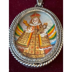 Medalla Religiosa Virgen con Niño sobre Nácar - Relicario Ovalado de Plata
