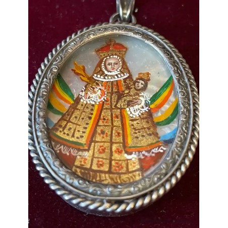 Medalla Religiosa Virgen con Niño sobre Nácar - Relicario Ovalado de Plata
