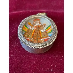 Medalla Religiosa Virgen con Niño sobre Nácar - Relicario Ovalado de Plata