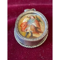 Medalla Religiosa Virgen con Niño sobre Nácar - Relicario Ovalado de Plata