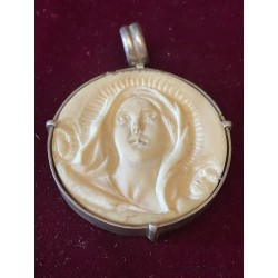 Medallón Antiguo de Marfil Tallado - Virgen María con Halo en Marco de Plata