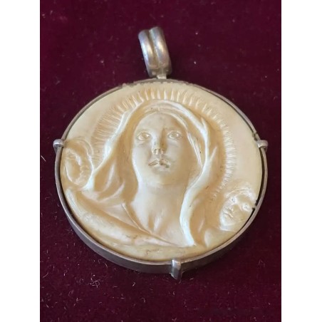 Medallón Antiguo de Marfil Tallado - Virgen María con Halo en Marco de Plata