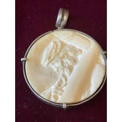 Medallón Antiguo de Marfil Tallado - Virgen María con Halo en Marco de Plata