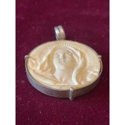 Medallón Antiguo de Marfil Tallado - Virgen María con Halo en Marco de Plata