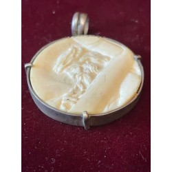 Medallón Antiguo de Marfil Tallado - Virgen María con Halo en Marco de Plata