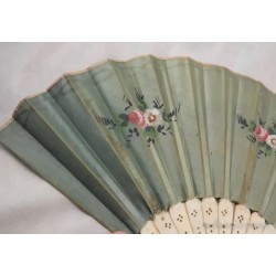 Abanico antiguo con varillas de hueso y motivos musicales - 18 cm