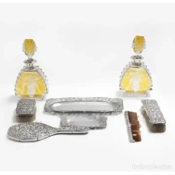 Elegante Juego de Tocador Vintage en Plata con Detalles Amarillos - Estilo Luis XVI
