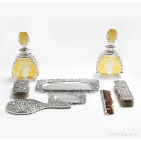 Elegante Juego de Tocador Vintage en Plata con Detalles Amarillos - Estilo Luis XVI