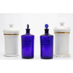 Pareja de botes de farmacia en porcelana y pareja de frascos de farmacia