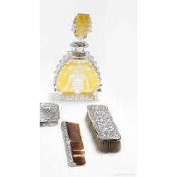 Elegante Juego de Tocador Vintage en Plata con Detalles Amarillos - Estilo Luis XVI