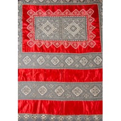 Elegante Colcha Vintage de Seda Roja con Bordados Intrincados - Pieza Artesanal Única
