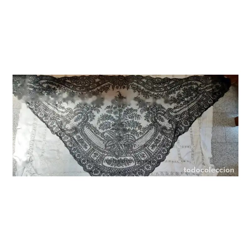 Mantilla Vintage de Tres Picos - Obra Maestra del Encaje en Cambray Mantilla Vintage de Tres Picos - Obra Maestra del Encaje en Cambray
