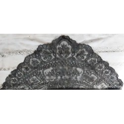 Mantilla Vintage de Tres Picos - Obra Maestra del Encaje en Cambray