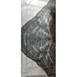 Mantilla Vintage de Tres Picos - Obra Maestra del Encaje en Cambray
