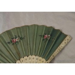 Abanico antiguo con varillas de hueso y motivos musicales - 18 cm