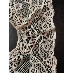 Elegante Cuello de Encaje de Bolillos Vintage - Pieza Artesanal de Alta Costura