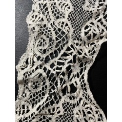 Elegante Cuello de Encaje de Bolillos Vintage - Pieza Artesanal de Alta Costura