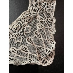 Elegante Cuello de Encaje de Bolillos Vintage - Pieza Artesanal de Alta Costura