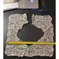 Elegante Cuello de Encaje de Bolillos Vintage - Pieza Artesanal de Alta Costura