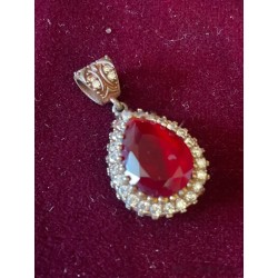Elegante Colgante de Plata con Rubí Sintético y Circonitas