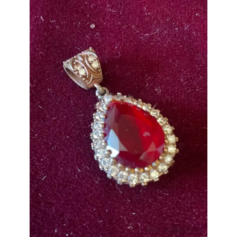 Elegante Colgante de Plata con Rubí Sintético y Circonitas Elegante Colgante de Plata con Rubí Sintético y Circonitas