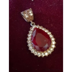Elegante Colgante de Plata con Rubí Sintético y Circonitas