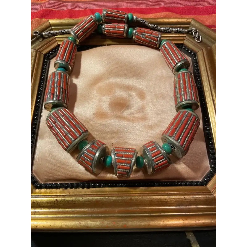 Collar Étnico de Plata Tibetana con Coral y Turquesa - Pieza de Joyería Artesanal Collar Étnico de Plata Tibetana con Coral y Turquesa - Pieza de Joyería Artesanal