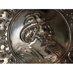 Bandeja Ovalada de Plata Estilo Renacimiento - Medallón con Guerrero 69x49cm