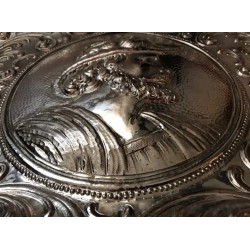 Bandeja Ovalada de Plata Estilo Renacimiento - Medallón con Guerrero 69x49cm