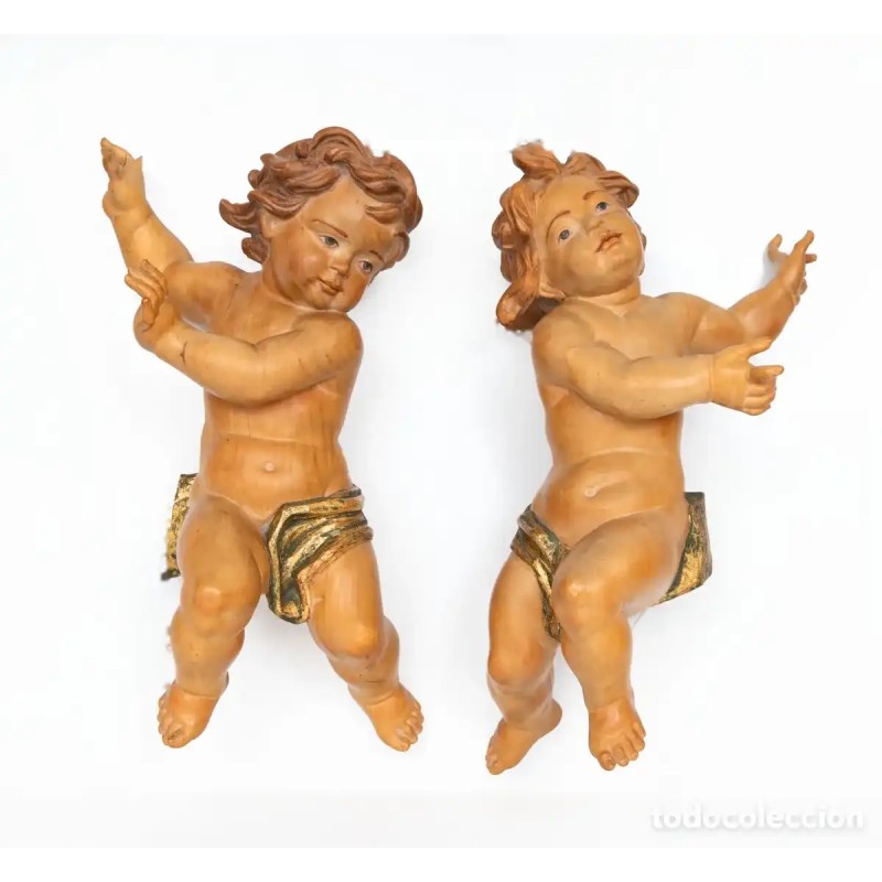 Pareja de figuras en madera tallada, policromada y dorada, niños Pareja de figuras en madera tallada, policromada y dorada, niños