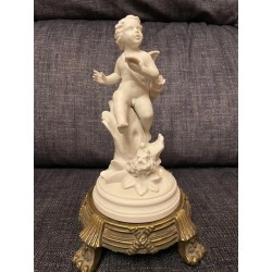 Figura Antigua de Querubín en Biscuit sobre Peana Dorada - Escultura Decorativa