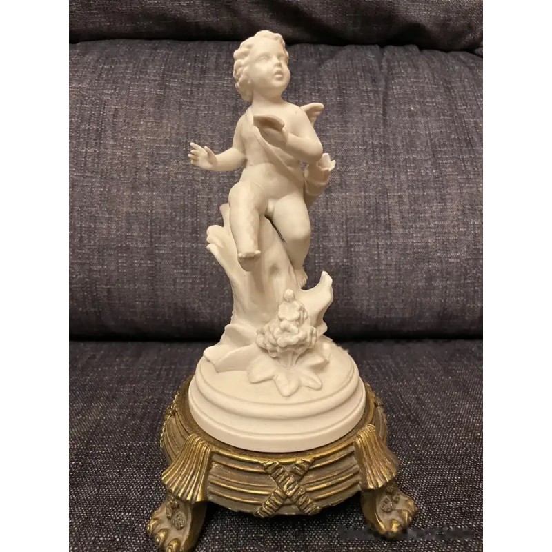 Figura Antigua de Querubín en Biscuit sobre Peana Dorada - Escultura Decorativa