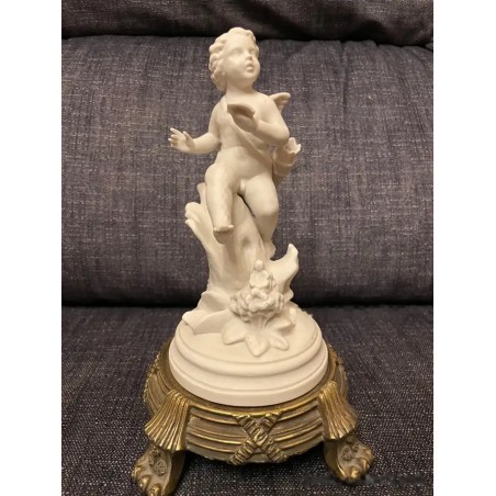 Figura Antigua de Querubín en Biscuit sobre Peana Dorada - Escultura Decorativa