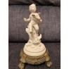 Figura Antigua de Querubín en Biscuit sobre Peana Dorada - Escultura Decorativa